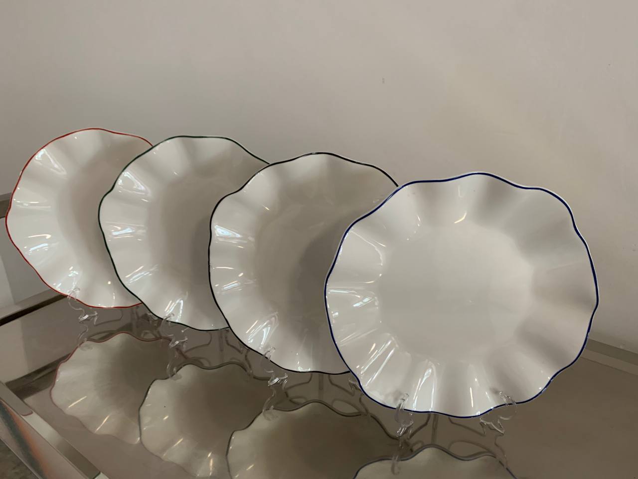 Порционная тарелка Lotus red rim M 