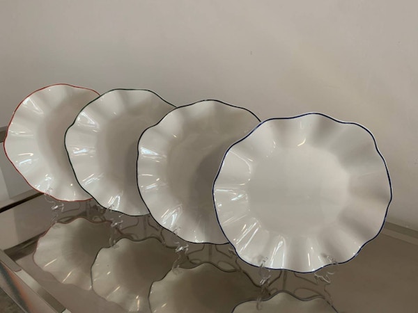 Порционная тарелка Lotus black rim M