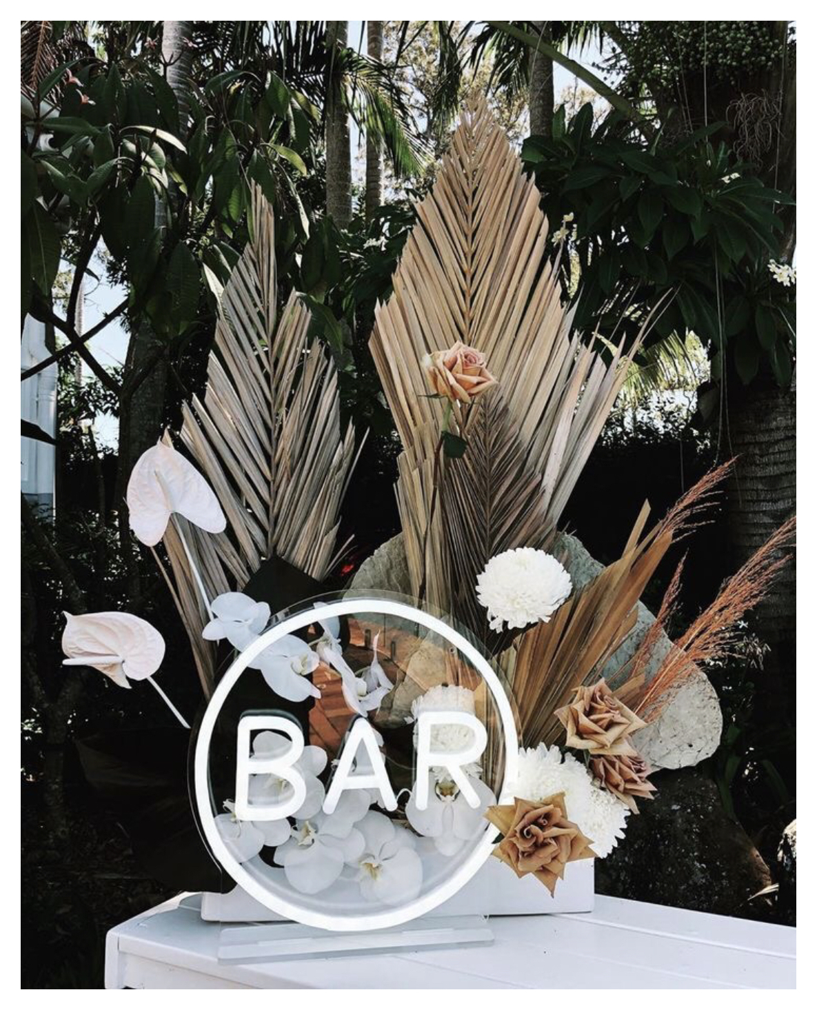 Неоновая надпись на подставке "Bar"