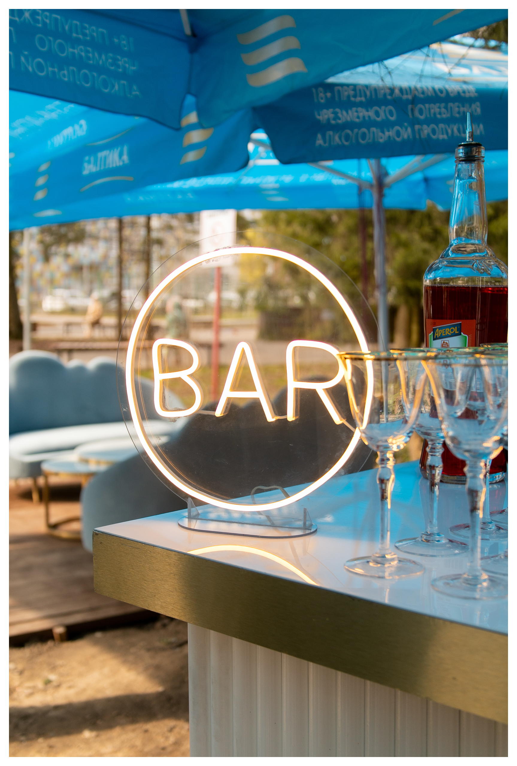 Неоновая надпись на подставке "Bar"
