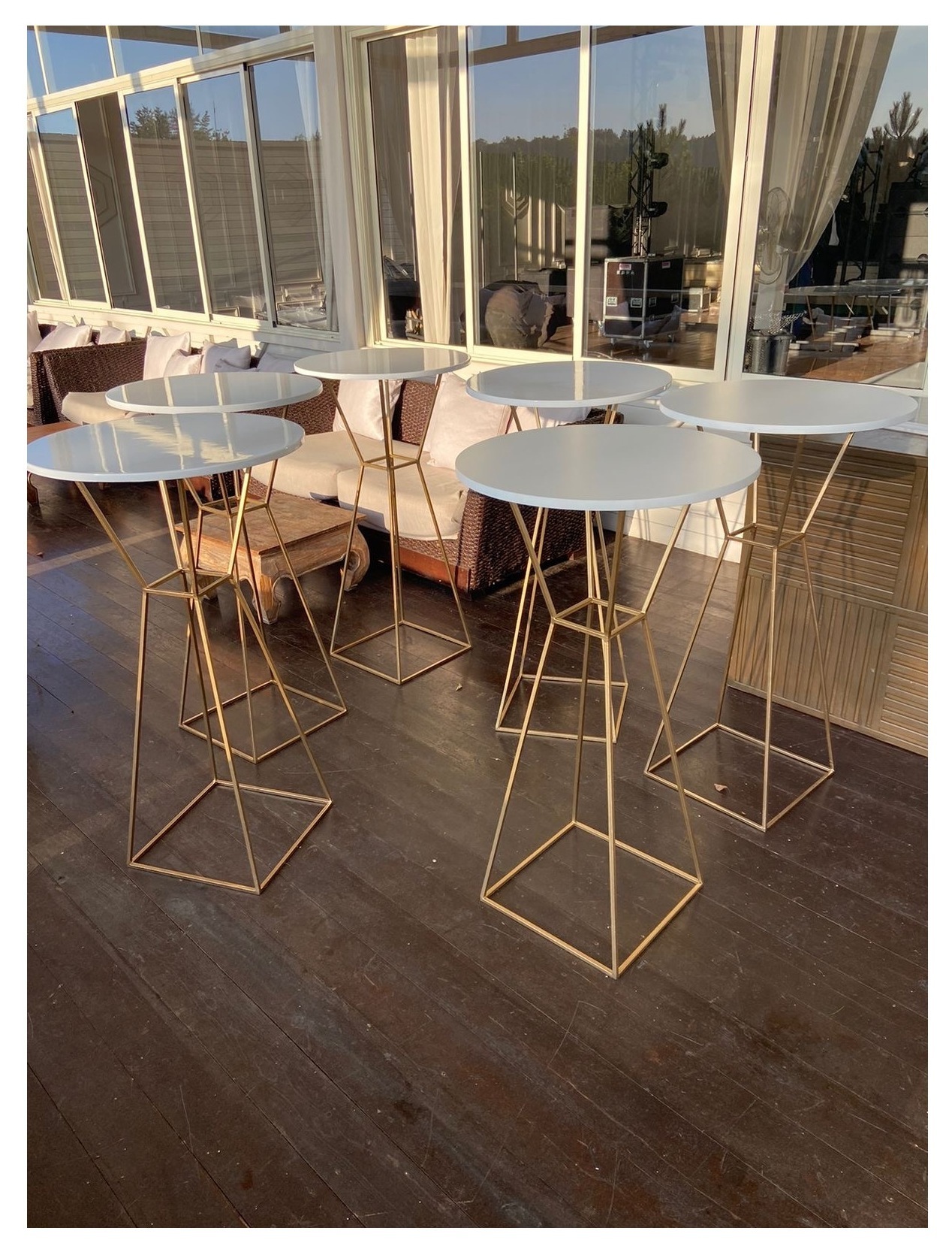 Коктейльный столик Hourglass White Circle