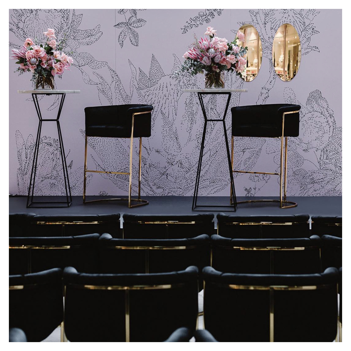 Коктейльный столик Hourglass Black Circle