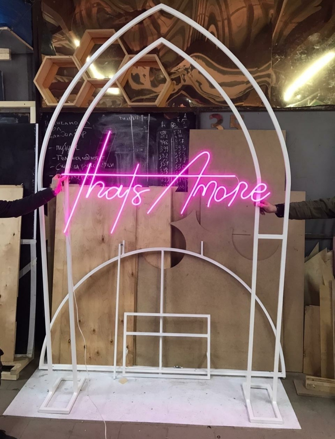 Неоновая надпись "That's Amore", розовая