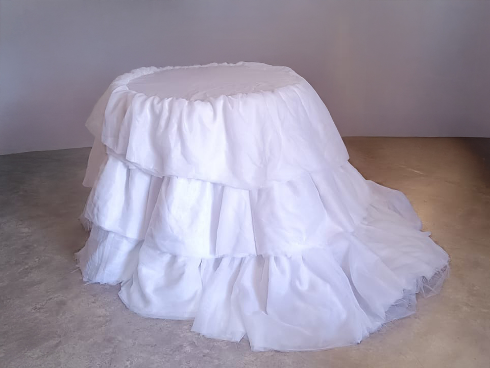 Скатерть с рюшами для столика для торта 