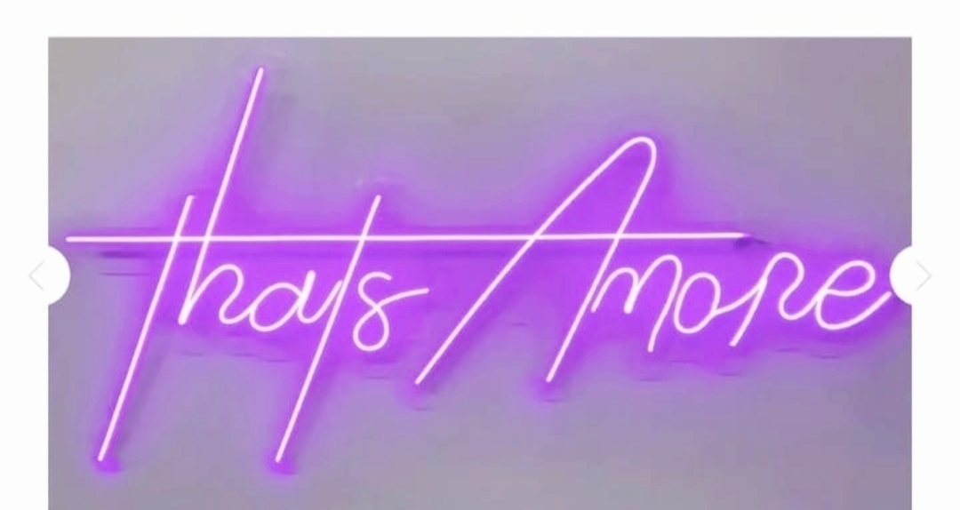 Неоновая надпись "That's Amore", розовая